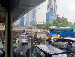 Lalin Cawang Arah Semanggi Macet Pagi Ini!