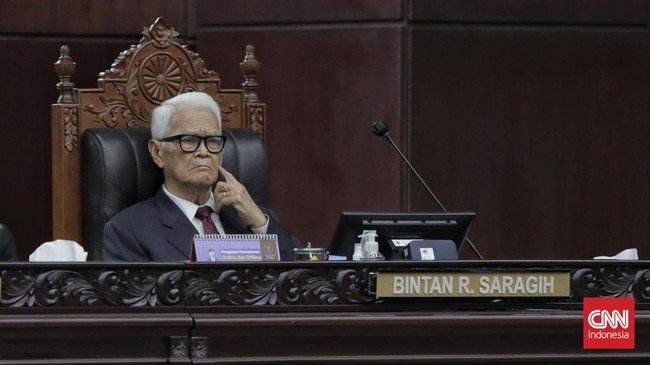 Anggota MKMK Bintan R. Saragih menyatakan dissenting opinion atas sanksi yang dijatuhkan kepada Ketua MK Anwar Usman.