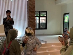 Viral Bikin Ngakak, Momen Ibu-ibu Geer Dikira Dapat Buket Bunga Pengantin