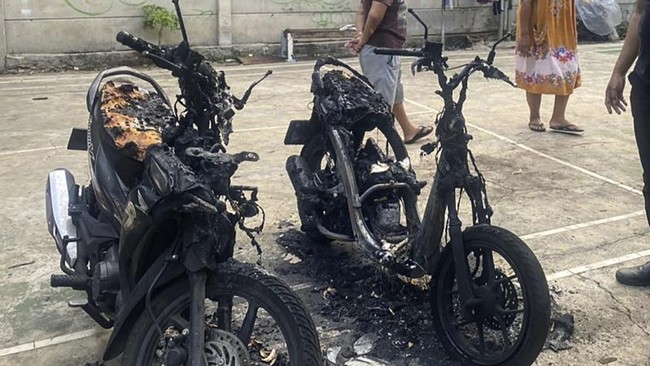 Motor warga yang diparkir di sekitar RPTRA Kampung Baru, Kembangan, Jakarta Barat, dibakar oleh orang tak dikenal (OTK). Pelaku masih diburu.
