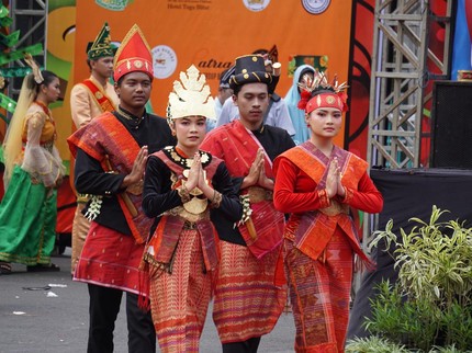 38 Pakaian Adat dari Semua Provinsi di Indonesia, Lengkap dari Aceh hingga Papua