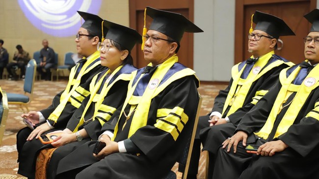 Bupati Bandung Dadang Supriatna resmi menyandang gelar Doktor Ilmu Ekonomi setelah mengikuti prosesi wisuda Program Doktor Universitas Trisakti.