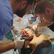 Pilu, Para Dokter di Gaza Lakukan Tindakan Operasi Cuma Pakai Senter HP, Ini Potretnya!