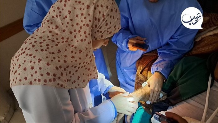 Potret dokter lakukan operasi saat krisis listrik