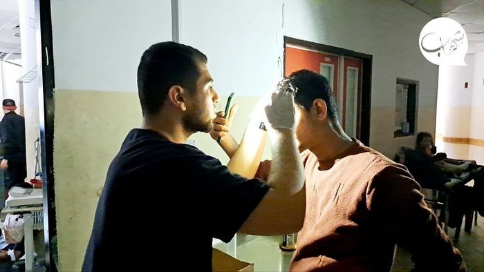 Potret dokter lakukan operasi saat krisis listrik