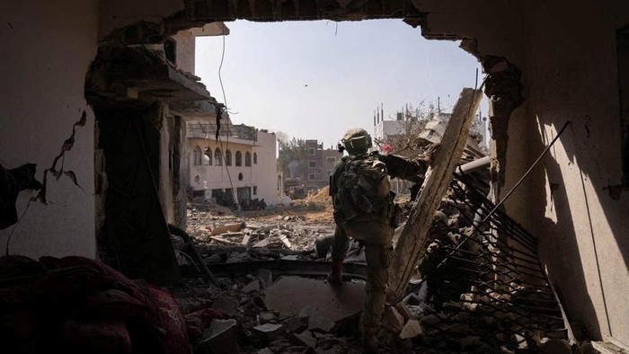 Israeli soldiers take part in ground operations, amid the ongoing conflict between Israel and the Palestinian Islamist group Hamas, at a location given as Gaza in this handout photo released November 7, 2023. Israeli Defence Forces/Handout via REUTERS    THIS IMAGE HAS BEEN SUPPLIED BY A THIRD PARTY