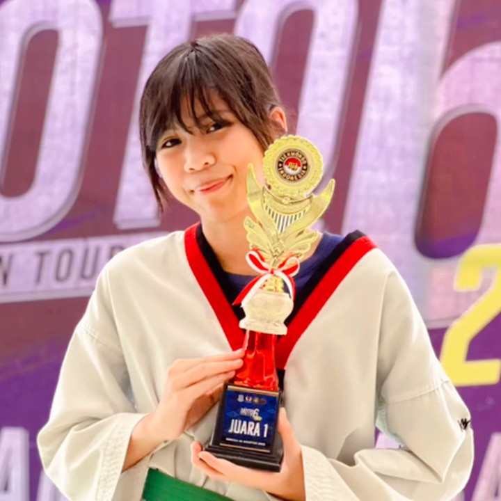 <p>"Sangat bangga dengan kamu, Zi. Semoga piala ini membangun jiwa sportifitas ke kamu, mengenali usaha diri sendiri dan rasa menang ataupun kalah. Karena mengenali rasa, usaha dan upaya ini adalah salah satu modal tuk hidup kamu ke depan," ungkap Nirina pada laman Instagram-nya. (Foto: Instagram: @nirinazubir_)</p>