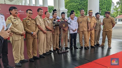 Presiden Joko Widodo menerima perwakilan Kepala Desa yang tergabung dalam Asosiasi Pemerintah Desa Seluruh Indonesia (Apdesi) di Istana Kepresidenan, Selasa (7/10/2023). Membahas Revisi Undang-Undang Nomor 6/2014 tentang Desa hingga pengelolaan dana desa.  (CNBC Indonesia/Emir Yanwardhana)