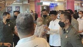 Jokowi Jenguk dan Doakan Kesembuhan Doni Monardo di RS Siloam