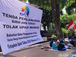 Sebut Rapat Upah Tersembunyi, Buruh Dirikan Tenda di Depan Disnakertras Jateng