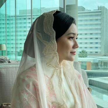 7 Potret Istri Blasteran Yusril Mahendra yang Mualaf 2 Minggu Sebelum Menikah