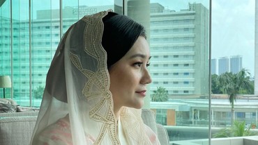 img-title 7 Potret Istri Daun Muda Yusril Mahendra yang Mualaf 2 Minggu Sebelum Menikah