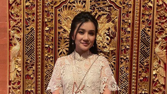 Mualaf Dua Minggu Sebelum Menikah, Ini 7 Foto Istri Yusril Mahendra