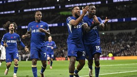 Diwarnai 2 Kartu Merah dan Penalti, Chelsea Bekuk Tottenham 4-1