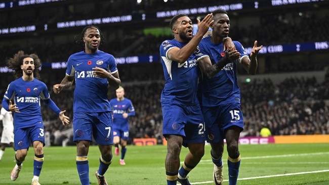 Chelsea menang telak 4-1 atas Tottenham Hotspur pada pekan ke-11 Liga Inggris di Stadion Tottenham, Selasa (7/11) dini hari WIB.