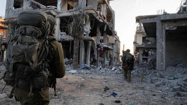 Tentara Israel mengambil bagian dalam operasi darat, di tengah konflik yang sedang berlangsung antara Israel dan kelompok Islam Palestina Hamas, di lokasi yang disebutkan sebagai Gaza dalam foto selebaran yang dirilis 7 November 2023. Tentara Israel mengambil bagian dalam operasi darat, di tengah konflik yang sedang berlangsung antara Israel dan kelompok Islam Palestina Hamas, di lokasi yang disebutkan sebagai Gaza dalam foto selebaran yang dirilis 7 November 2023. (Israeli Defence Forces/Handout via REUTERS)