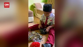 VIDEO: Siswa Kelas 1 SD, Pecahkan Celengan Bantu Warga Palestina