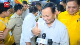 VIDEO: Khofifah Ditugaskan Kawal Jatim, Prabowo Acungkan Dua Jempol