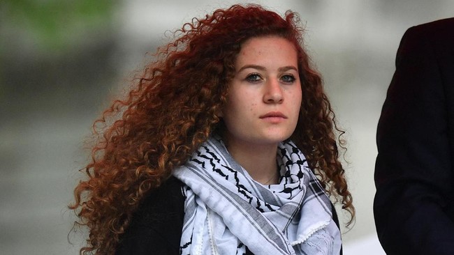 Aktivis Palestina, Ahed Tamimi, dibebaskan dari oleh pasukan militer dan mengungkapkan kondisi tidak manusiawi penjara Israel.