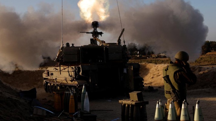 Unit artileri Israel menembak dari lokasi yang dirahasiakan di dekat perbatasan Jalur Gaza, di tengah konflik yang sedang berlangsung antara Israel dan kelompok Islam Palestina Hamas, di Israel, 6 November 2023. (REUTERS/Amir Cohen)