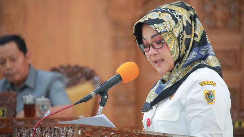Bupati Klaten menyampaikan jawaban atas pemandangan umum fraksi-fraksi terhadap dua Raperda, yaitu Raperda Persetujuan Bangunan Gedung dan Kabupaten Layak Anak.