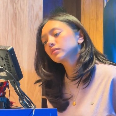 Gaya Alleia Anak Ariel NOAH Pakai Kebaya Saat Presentasi di Kampus Tuai Pujian