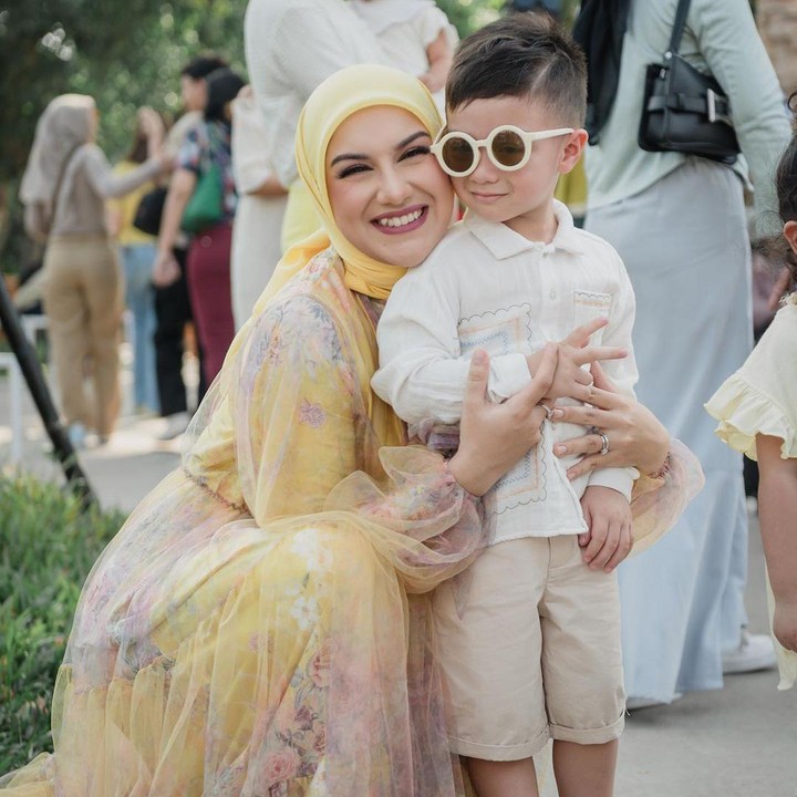 <p>Irish Bella telah memasukkan anak pertamanya, Air Rumi Akbar, ke sekolah sejak usia 2 tahun. Hal ini dilakukan agar Air bisa beradaptasi dengan lingkungannya, Bunda. "Aku ingin anak aku udah terbiasa dengan lingkungan, apalagi di umur 2 tahun ini sekolahnya sudah tidak didampingi lagi, jadi bisa belajar mandiri," kata Irish kala ditemui di sebuah acara di kawasan Jakarta Pusat. (Foto: Instagram: @_irishbella_)</p>