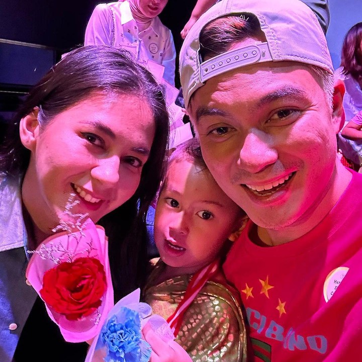 <p>Kiano Tiger Wong anak Baim Wong dan Paula Verhoeven telah bersekolah sambil bermain sebelum usianya 2 tahun. Saat pertama sekolah, Kiano sempat bingung karena kelasnya menggunakan Bahasa Inggris, Bunda. "Tadi bingung kan di sana kelasnya pakai Bahasa Inggris. Kan Kiano baru belajar bahasa Indonesia," ungkapnya mengutip kanal YouTube Tya Ariestya yang anaknya juga sekelas dengan Kiano. (Foto: Instagram: @baimwong)</p>