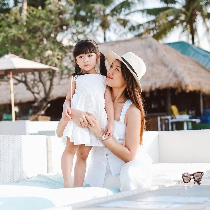<p>Anak pertama Annisa Azizah dan Raditya Dika, Alinea Ava Nasution, mulai bersekolah di usia 2 tahun. Hal ini dilakukan agar bocah yang akrab disapa Alea ini bisa bereksplorasi, Bunda. "Kita merasa jangan-jangan Alea butuh semacam tempat di mana dia bisa bereksplorasi, bermain, sambil belajar juga," ungkap Raditya Dika dalam sebuah vlog di kanal YouTube-nya. (Foto: Instagram: @anissaaziza)</p>
