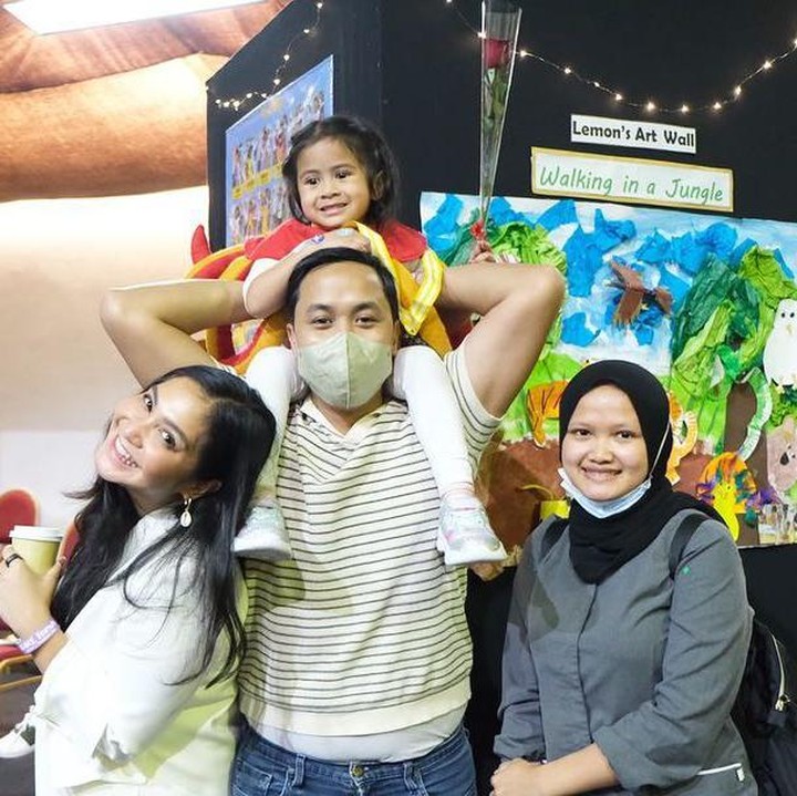 <p>Ansaira Maisadipta anak pertama Caca Tengker lahir pada tahun 2017, Bunda. Bocah yang akrab disapa Sawa ini telah disekolahkan sejak usia dini, lho. "Terima kasih ya Mbak Sawa, udah latihan untuk perform di sekolah, sudah mau maju, sudah mau bersuara, sudah mau nunjukkin diri sendiri di atas panggung. Ibu senang banget lihat Mbak Sawa bisa menikmati waktu di panggung bareng sama teman-teman Mbak Sawa," kata Caca Tengker. (Foto: Instagram: @cacatengker)</p>