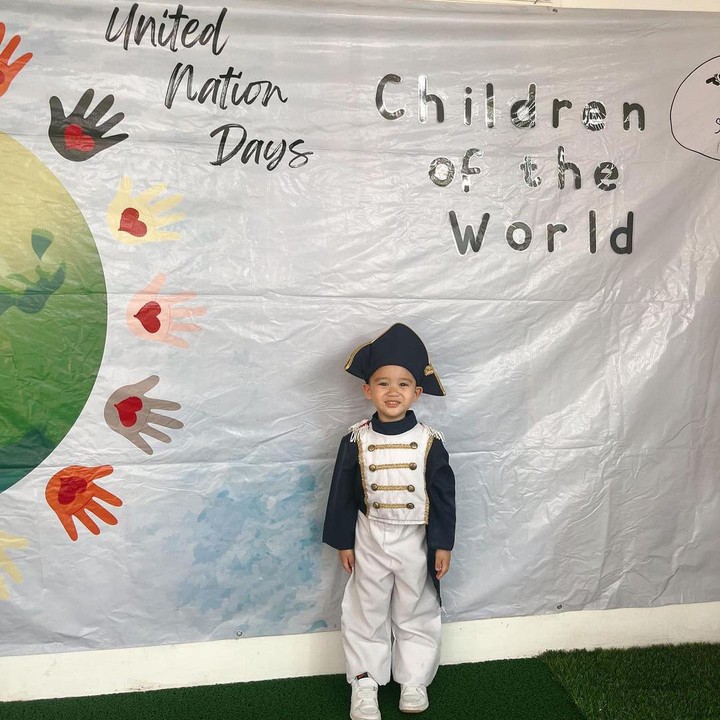 <p>Athar anak Citra Kirana dan Rezky Aditya memulai sekolah ketika masih berusia 2 tahun, Bunda. Belum lama ini, terlihat Athar menghadiri acara di sekolah dengan mengenakan kostum Napoleon. "United nation day. Hari ini Athar pakai baju dari negara Prancis mirip Napoleon Bonaparte. Gemas banget, Mas," kata Citra Kirana pada laman Instagram-nya. (Foto: Instagram: @citraciki)</p>