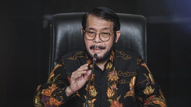 Hakim MK Anwar Usman menjelaskan alasannya tak ikut sejumlah RPH karena tugas ke luar negeri atau luar kota. Ia menolak disebut "bolos".