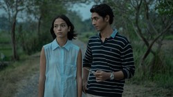 7 Potret Serasi Arya Saloka & Putri Marino di 'Gadis Kretek' Bikin Baper