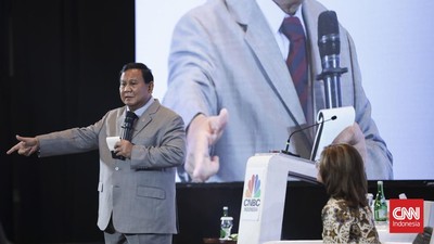 bacapres-prabowo-subianto-menyampaikan-pidatonya-pada-sarasehan-100-ekonom-indonesia-di-ballroom-menara-bank-mega-14_169