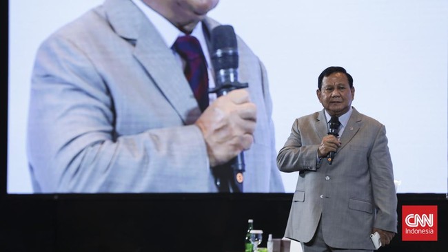 Calon presiden Prabowo Subianto meminta kepada buruh untuk tak selalu menuntut kenaikan UMP ke pengusaha. Menurutnya, itu bisa mencekik pengusaha.