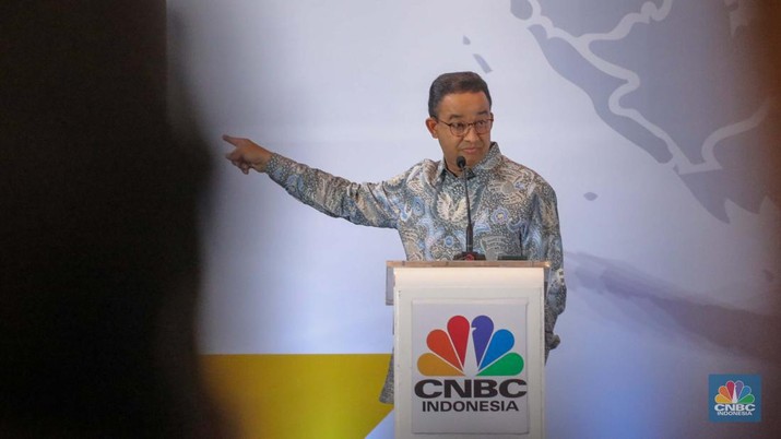 Bakal calon presiden Anies Baswedan dalam acara Sarasehan 100 Ekonom Indonesia yang diselenggarakan oleh CNBC Indonesia dan INDEF di Menara Bank Mega, Jakarta, Rabu (8/11/2023). (CNBC Indonesia/Faisal Rahman)