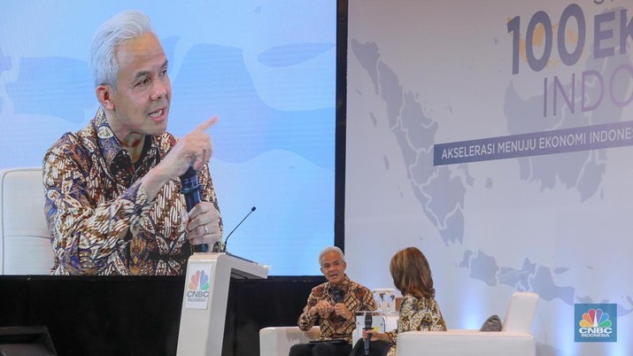 Bakal calon presiden Ganjar Pranowo dalam acara Sarasehan 100 Ekonom Indonesia yang diselenggarakan oleh CNBC Indonesia dan INDEF di Menara Bank Mega, Jakarta, Rabu (8/11/2023). (CNBC Indonesia/Faisal Rahman)