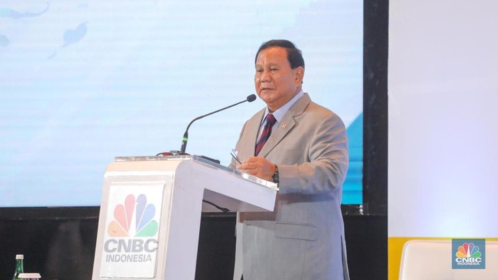 Bakal calon presiden Prabowo Subianto dalam acara Sarasehan 100 Ekonom Indonesia yang diselenggarakan oleh CNBC Indonesia dan INDEF di Menara Bank Mega, Jakarta, Rabu (8/11/2023). (CNBC Indonesia/Faisal Rahman)