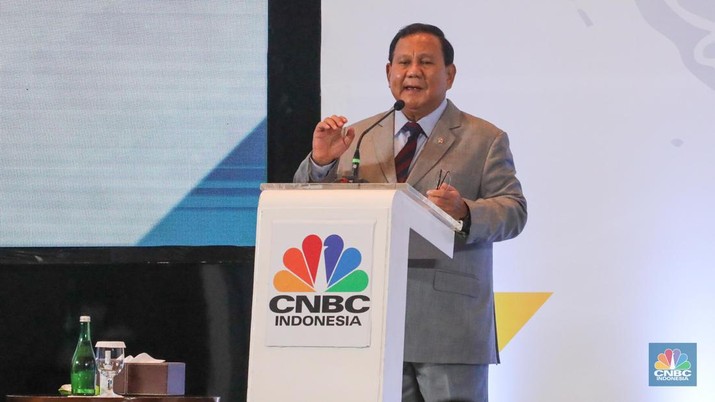 Bakal calon presiden Prabowo Subianto dalam acara Sarasehan 100 Ekonom Indonesia yang diselenggarakan oleh CNBC Indonesia dan INDEF di Menara Bank Mega, Jakarta, Rabu (8/11/2023). (CNBC Indonesia/Faisal Rahman)