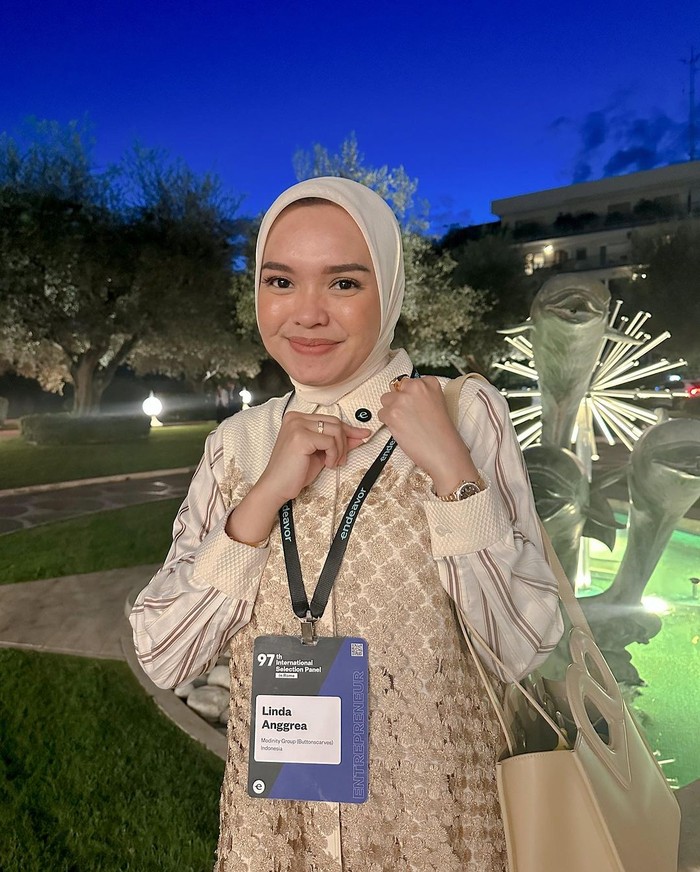 CEO dan Founder Buttonscarves Linda Anggrea