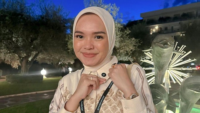 CEO dan Founder Buttonscarves Linda Anggrea