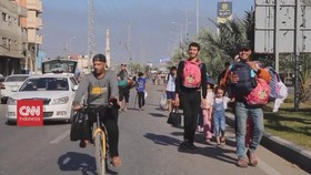 VIDEO: Rombongan Warga Gaza Mengungsi Dengan Berjalan Kaki