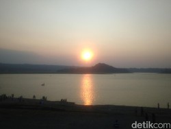 Air Surut Tak Bikin Pesona Danau Setu Patok Ikut Surut