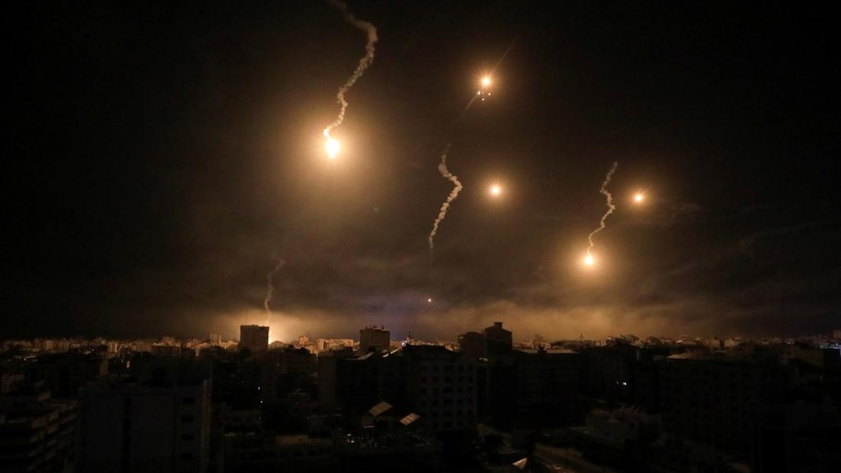 FOTO: Flare Merah dan Ledakan Menerangi Langit Gaza di Malam Hari