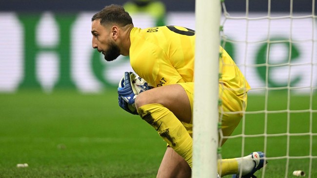 Gianluigi Donnarumma mendapat sambutan keras saat kembali ke San Siro dan bertemu klub yang membesarkan namanya, AC Milan dalam laga Liga Champions.