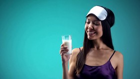 5 Minuman Sebelum Tidur Ini Ampuh Bakar Lemak Perut Kamu