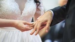 Viral Sikap Pasrah Ibu Pengantin Wanita Lihat Putrinya Dinikahi Pria Gemuk