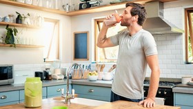 Ketahui sejumlah risiko diet tinggi protein. Sesuatu yang dikonsumsi berlebihan tak selalu mendatangkan kebaikan bagi tubuh.