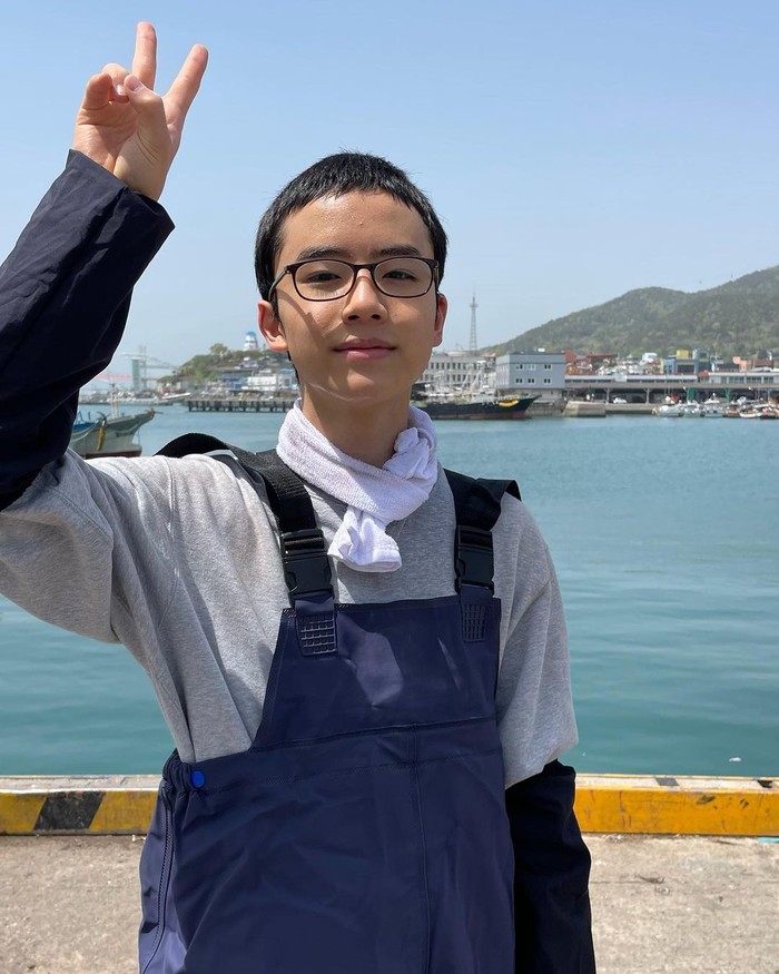 Jung Ki Ho, who plays Moon Woo Jin in the drama 'Castaway Diva', is a hard worker at a young age because he wants to live free from his father's harsh upbringing after his parents separated./ Photo: instagram.com/mwj_mom