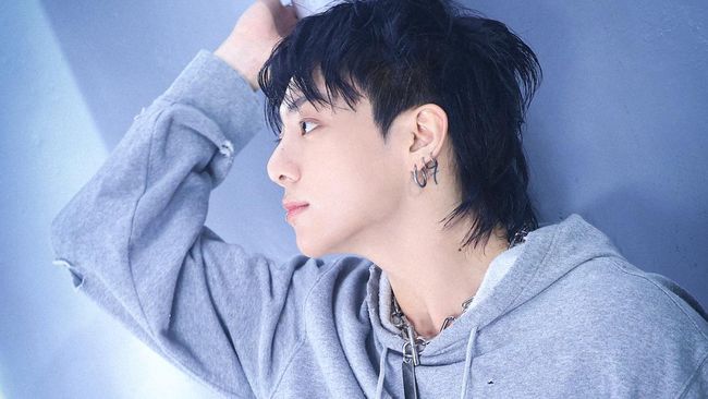 Jungkook BTS tulis surat untuk fan/ARMY soal rencana wajib militer Desember 2023. Ia titip pesan dan mengaku akan sangat merindukan fan.